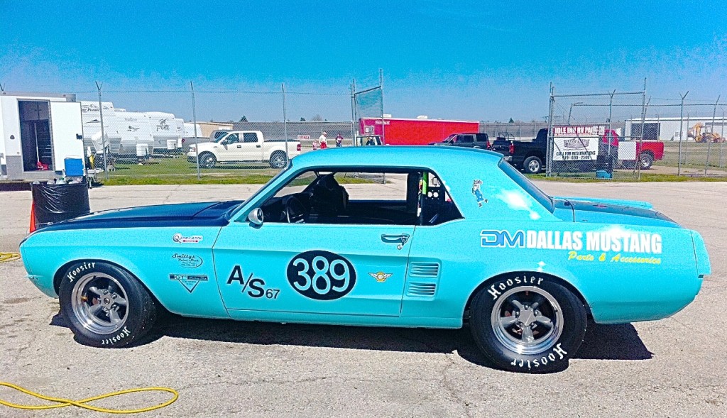 Vintage-race-Car-Mustang-Blue