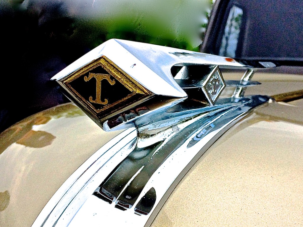 1947 Diamond T Model 404 HH emblem