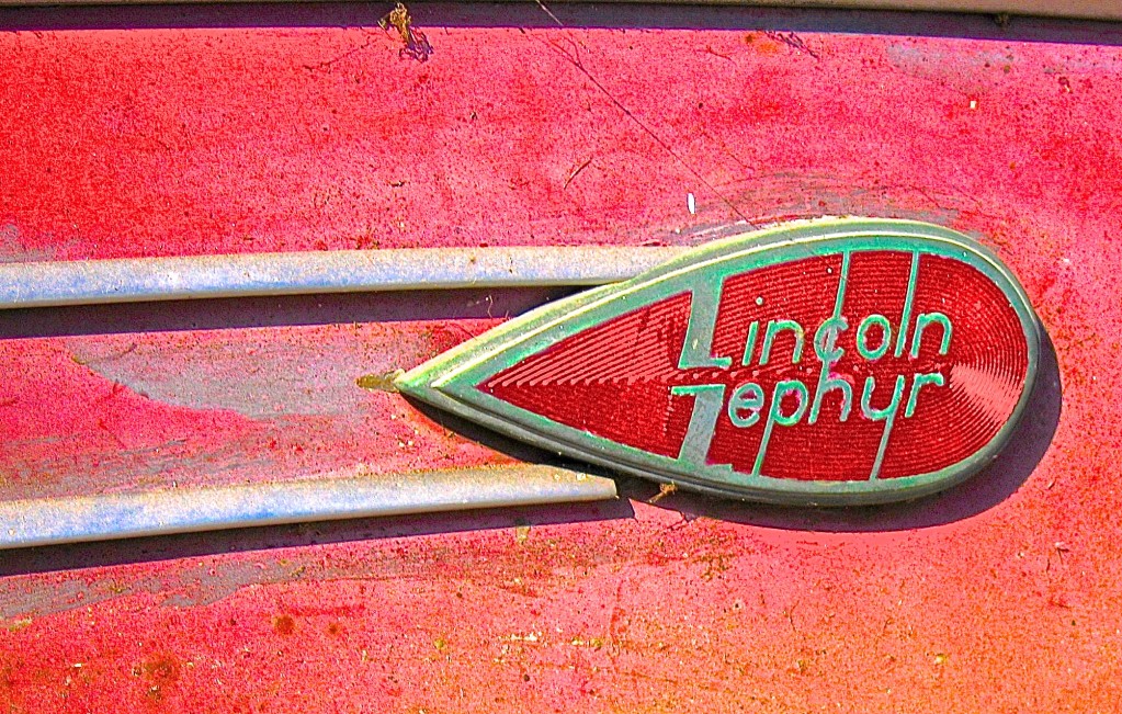 1939 Lincoln Zephyr Coupe in Ausitn TX emblem
