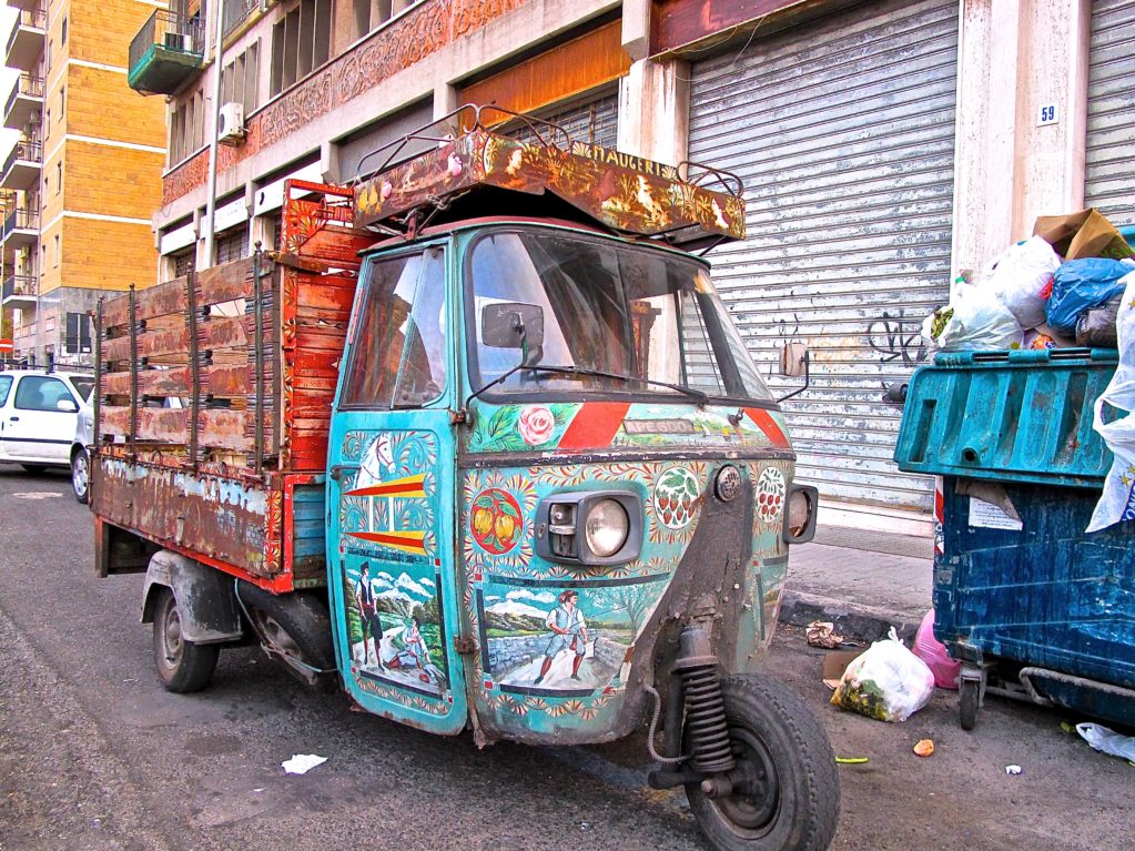 ape-3-wheel-truck-in-catania-sicily-italy-atxcarpics-com