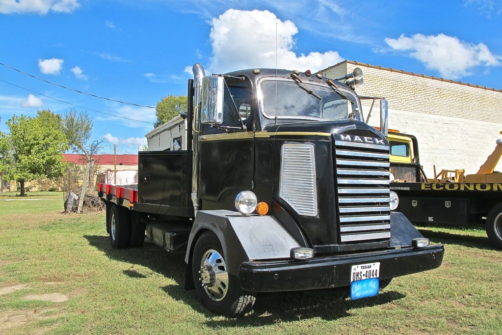 1942-mack-truck-in-gladewater-texas